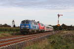 218 054 und 218 321 waren am 14. September 2023 mit einem  IC  bei Risum-Lindholm in Richtung Westerland unterwegs.
