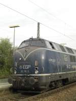 221 136-5 der  Eisenbahn Gesellschaft Potsdam  am 18. Oktober 2009
im Bahnhof von Bernau am Chiemsee. Die Lok war eingesetzt vor einem
Schienenbauzug.