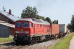 232 330-1 am 26. August 2015 mit einem Containerzug aus Burghausen kommend bei der Ausfahrt aus Pirach.