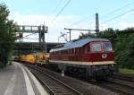 232 088-5 in alter Lackierung und mit einem Bauzug am 31. Juli 2013 in Hamburg-Harburg.