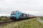 br-245/572868/245-207-6-mit-einem-regionalzug-auf 245 207-6 mit einem Regionalzug auf dem Weg nach Westerland/Sylt. Aufgenommen am 12. August 2017 bei Lehnshallig.