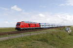 245 025 war am 13. August 2017 mit einem Regionalzug bei Klanxbll in Richtung Westerland unterwegs.