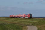 Ein Doppelstockzug geschoben von 245 004 aus Westerland kommend am 15. September 2023 bei Klanxbll.