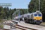 247 051-6 von  Euro Cargo Rail  durchfährt am 26. August 2015 mit einem Kesselwagenzug den Bahnhof von Kastl in Richtung Burghausen.