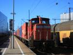 br-362-365/447408/363-819-4-zieht-am-6-februar 363 819-4 zieht am 6. Februar 2014 einen Containerzug durch den Bahnhof von Dingolfing.