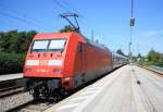 101 098-2 am 5. August 2013 im Bahnhof von Prien am Chiemsee.