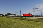 BR 101/629070/101-048-mit-einem-ec-auf 101 048 mit einem EC auf dem Weg nach Salzburg am 19. September 2018 bei bersee am Chiemsee.