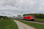 101 014 war am 4. Mai 2020 mit einem  EC  bei Grabensttt im Chiemgau in Richtung Salzburg unterwegs.