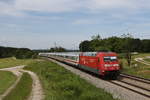 101 020 war mit einem  EC  am 3. Juni 2020 bei Grabensttt in Richtung Salzburg unterwegs.
