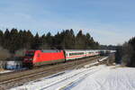 BR 101/765078/101-0666-mit-dem-ic-koenigssee 101 0666 mit dem 'IC Knigssee' aus Freilassing kommend am 27. Januar 2022 bei Grabensttt im Chiemgau.