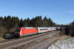 101 042 mit dem  IC-Knigssee  am 9. Februar 2022 bei Grabensttt im Chiemgau.