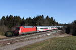 BR 101/766696/101-004-mit-dem-ic-koenigssee 101 004 mit dem 'IC Knigssee' aus Freilassing kommend am 10. Februar 2022 bei Grabensttt im Chiemgau.