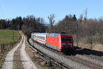 101 021 aus Mnchen kommend am 10. Februar 2022 bei Grabensttt im Chiemgau.