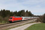 101 033 zog am 7. April 2022 bei Grabensttt den  EC 115  in Richtung Mnchen.
