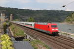 101 069 war am 2. Mai 2022 schiebend an einem  EC  bei Oberwesel in Richtung Koblenz unterwegs.