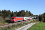 101 095 mit dem  IC Knigssee  aus Freilassing kommend am 31. Oktober 2022 bei Grabensttt im Chiemgau.