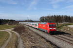 101 025 auf dem Weg nach Salzburg am 22. Februar 2023 bei Htt im Chiemgau.
