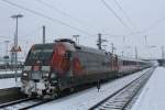 101 110-5 war am 12. Januar 2013 von Mnchen nach Salzburg unterwegs. Hier beim Halt im Bahnhof von Rosenheim.
