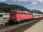 110 324-1 fhrt gerade von Innsbruck kommend in den Bahnhof von Kufstein/Tirol ein.
