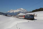 110 428 mit dem  Skisonderzug  am 12. Februar 2022 bei Fieberbrunn in Tirol.