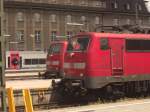 111 045-1 und 111 033-7 hintereinander im Aussenbereich des
Mnchner Hauptbahnhofes am 31. Mai 2009.