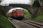 111 023-8 durchfährt am 1. Mai 2013 bei Übersee eine der letzten alten Bogenbrücken auf der Strecke von München nach Salzburg.