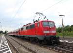 111 024-6 am Zugende eine RE von Salzburg nach München am 7. Juni 2012 im Bahnhof von Übersee am Chiemsee.