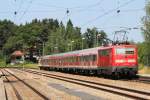 111 037-8 schiebt am 5. August 2013 einen RE aus dem Bahnhof von Assling in Richtung München.