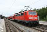 111 052-7 verrichtet Schubdienst an einem Regionalzug auf dem Weg von Salzburg nach München. Aufgenommen am 14. September 2013 in Prien am Chiemsee.