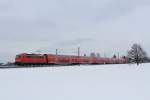 111 053-5 durchfhrt am 16. Februar 2013 den winterlichen Chiemgau bei bersee, von Salzburg kommend in Richtung Mnchen.