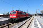 111 071-7 war am 26. Mai 2012 auf dem Weg von Mnchen nach Salzburg. Aufgenommen beim Halt im Bahnhof von Rosenheim.