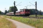 111 172-3 schiebend an einem Regionalzug auf dem Weg von Salzburg nach Mnchen.