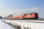 111 210-1 ist an einem sonnigen Wintertag unterwegs nach Salzburg. Aufgenommen am 26. Januar 2013 bei bersee.