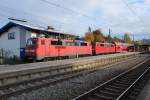 111 222-6 in Doppeltraktion mit einem Regionalzug am 30. Oktober 2012 im Bahnhof von Prien am Chiemsee.