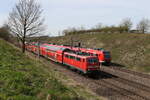 BR 111/847526/111-076-und-423-210-nebeneinander 111 076 und 423 210 nebeneinander aus Mnchen kommen am 6. April 2024 bei Vierkirchen.