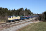 111 223 von  Smartrail  mit einem leeren Autozug aus Freilassing kommend am 13. Februar 2022 bei Grabensttt im Chiemgau.