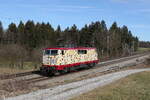 111 057 war am 21. Februar 2023 bei Sossau im Chiemgau auf dem Weg zu ihrem nchsten Einsatz nach Freilassing