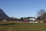139 555 war mit einem Stahlzug am 9. Februar 2022 bei Niederaudorf im Inntal in Richtung Kufstein unterwegs.
