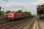 143 283-0 durchfhrt am 27. August 2016 den Bahnhof von Wunstdorf.