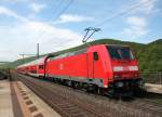 146 242-3 ist am 15. Mai 2015 bei Wernfeld am Main, schiebend an einem Regionalzug nach Wrzburg im Einsatz.