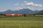 151 167-4 am 21. Juli 2015 mit einem gemischten Gterzug aus Salzburg kommen bei Bernau am Chiemsee.