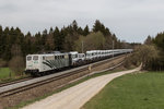 151 074-2 mit einem  LKW-Zug  am 3. April 2016 bei Sossau.