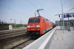 152 064-2 durchfhrt mit einem Kesselwagenzug am 25. April den Bahnhof Mnchen/Ost.