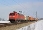 152 059-2 kommt an einem der wenigen sonnigen Wintertage mit einem Containerzug aus Salzburg. Aufgenommen kurz nach bersee am Chiemsee am 26. Januar 2013.