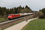 152 127-7 mit einem Kesselwagenzug aus Salzburg kommend am 3. April 2016 bei Sossau.