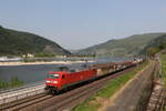 152 070 mit einem gemischten Gterzug aus Koblenz kommend am 3. Mai 2022 bei Assmannshausen am Rhein.