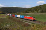 BR 152/791419/152-132-mit-einem-containerzug-am 152 132 mit einem Containerzug am 11. Oktober 2022 bei Harrbach im Maintal.