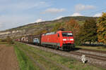 152 099 mit einem gemischten Gterzug aus Gemnden kommend am 12. Oktober 2202222 bei Thngersheim am Main.