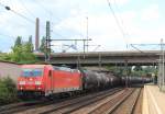 185 348-0 am 22. August 2013 mit einem Kesselwagenzug bei der Durchfahrt des Bahnhofs von Hamburg/Harburg.