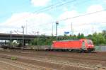 185 336-2 durchfhrt am 31. Juli 2013 den Bahnhof von Hamburg-Harburg.